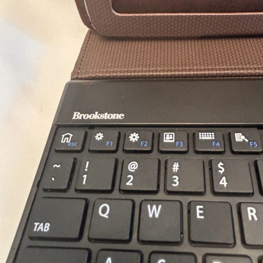BROOKSTONE animal print IPAD/tablet CASE /W‎ BLUETOOTH KEYBOARD, new out of box